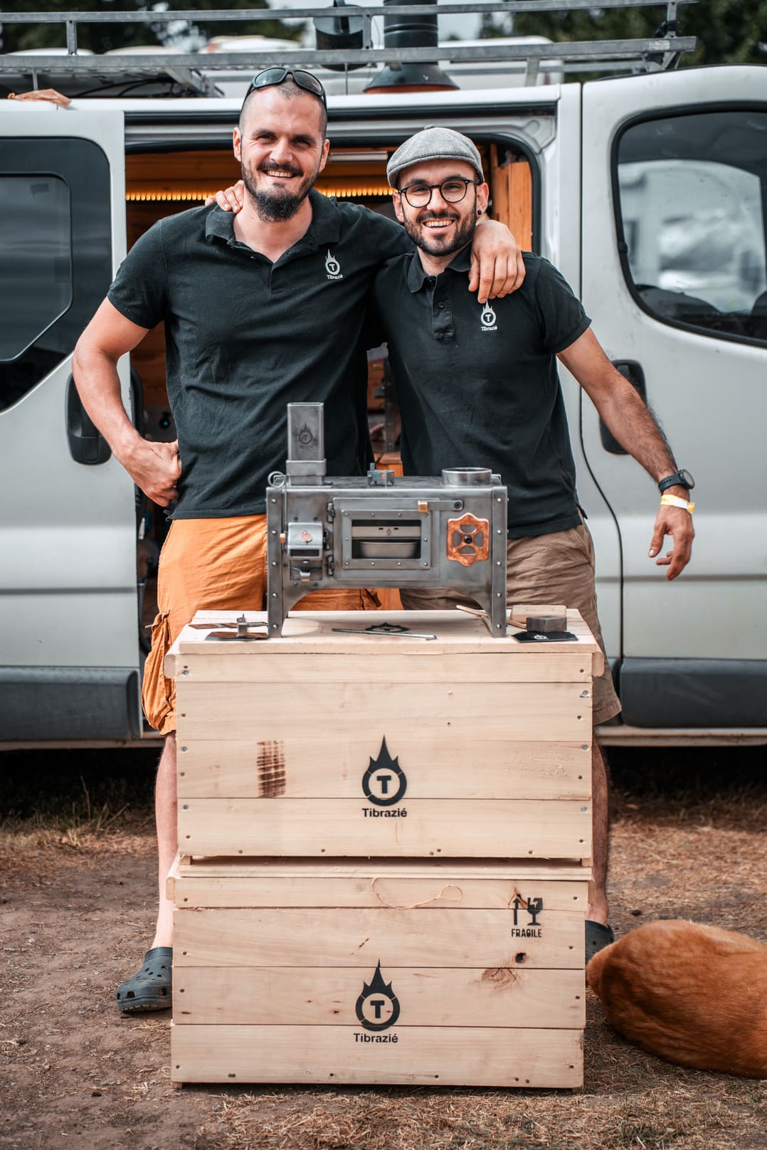 Jason et Rémi, fondateurs de Tibrazié, devant leur van